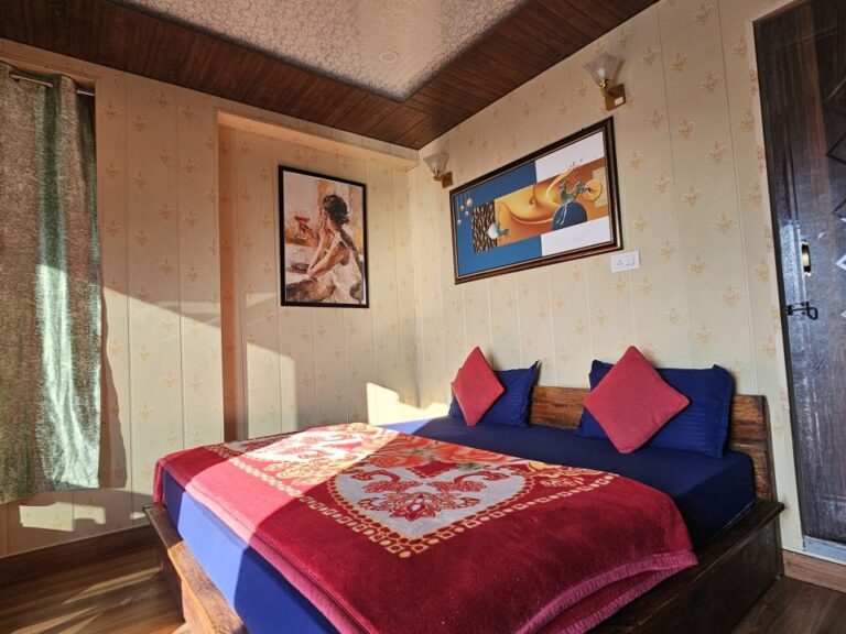 Deluxe Room – Highlanders, Suwakholi